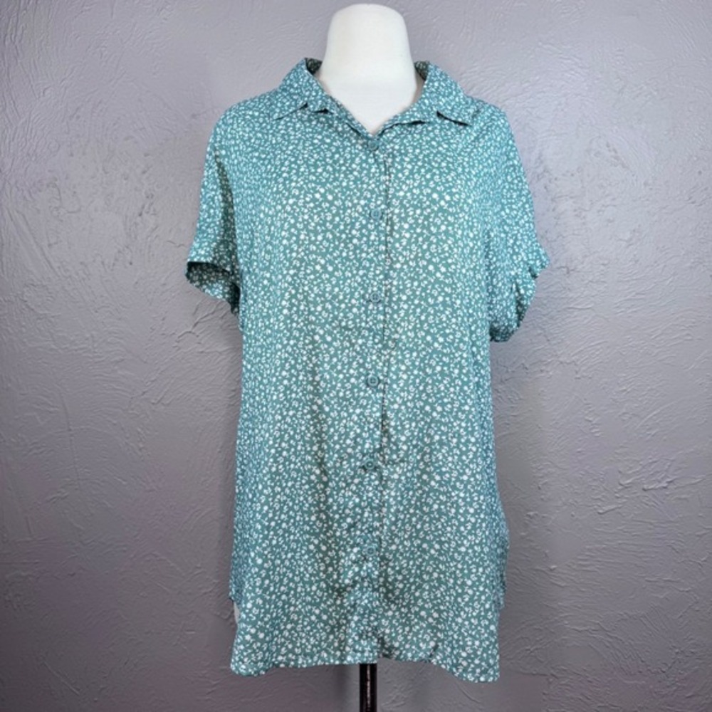 Women's Beach Lunch Lounge Medium‎ Short Sleeve Button Sage w/ tiny flowers